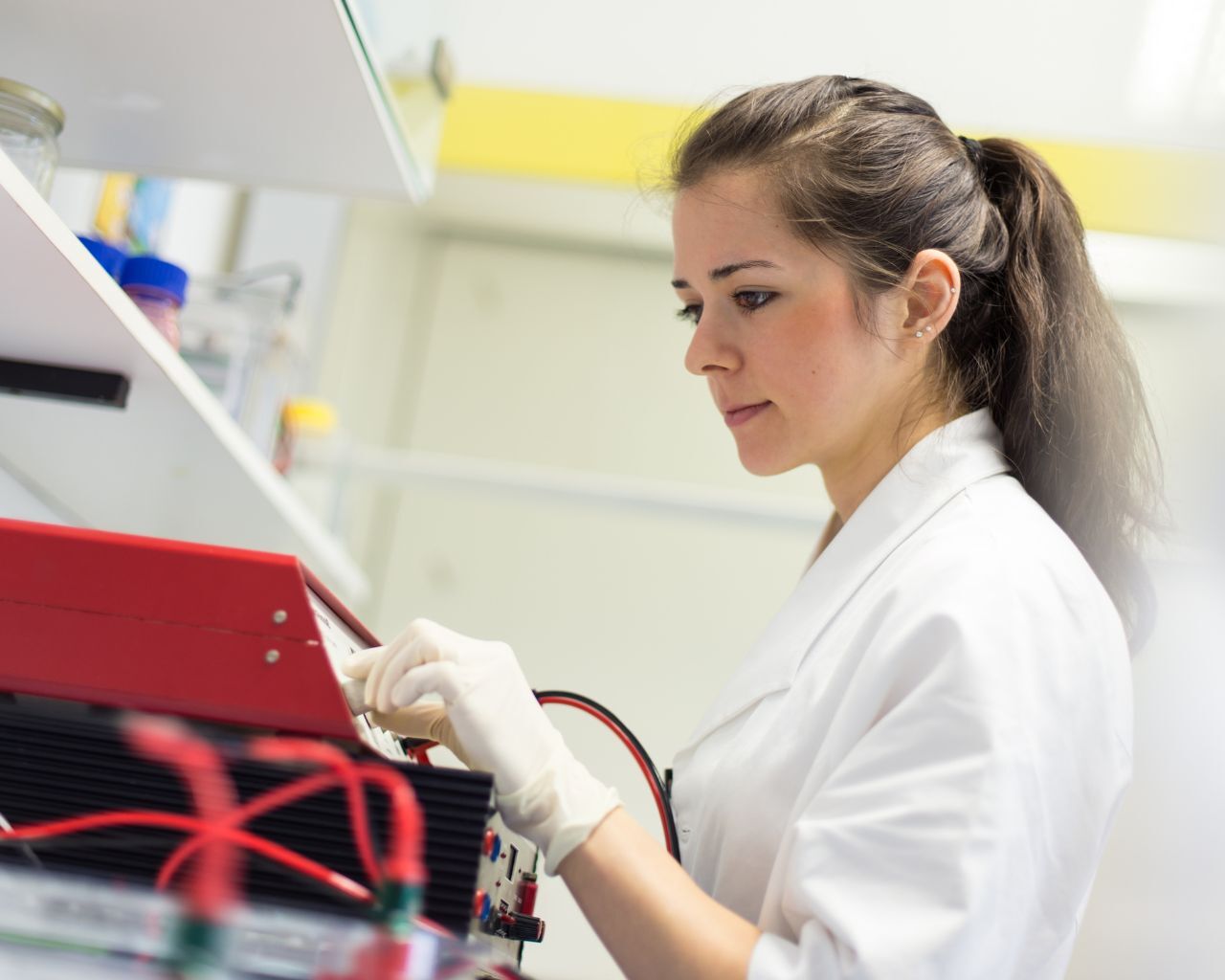 GCR_Medicon Valley_Woman in lab_inverted